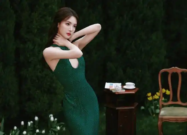 金晨交叉挂脖裙