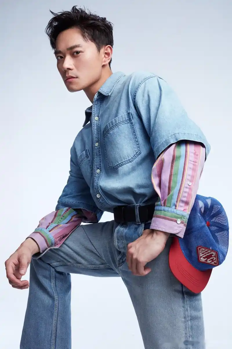 【演员曹俊写真曝光】近日,曹俊发布一组写真照,条纹牛仔衬衫搭配牛仔