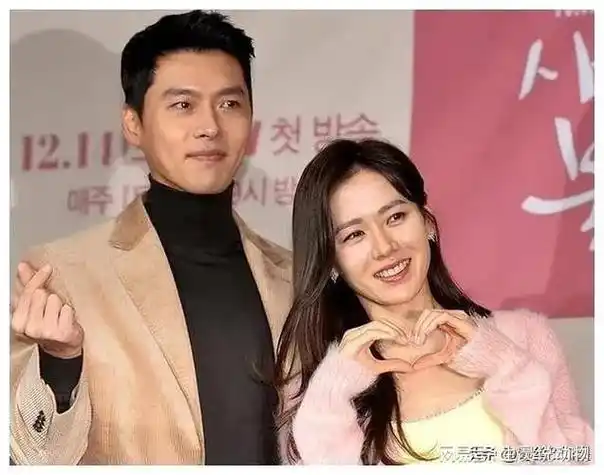 韩国首尔球场成明星聚集地宋仲基玄彬夫妇共享甜蜜时刻