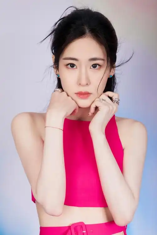 张碧晨染不及雨舞台反差感