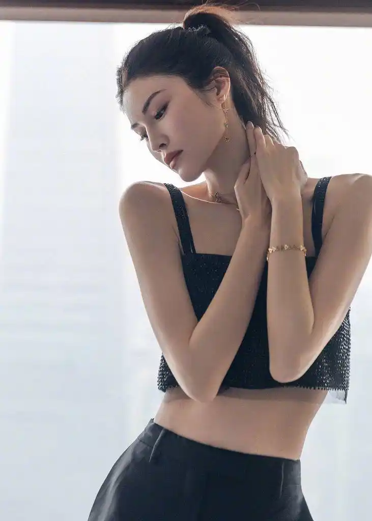 何穗黑色吊带抹胸点缀珠宝设计感足 从容大方展现完美模特身材