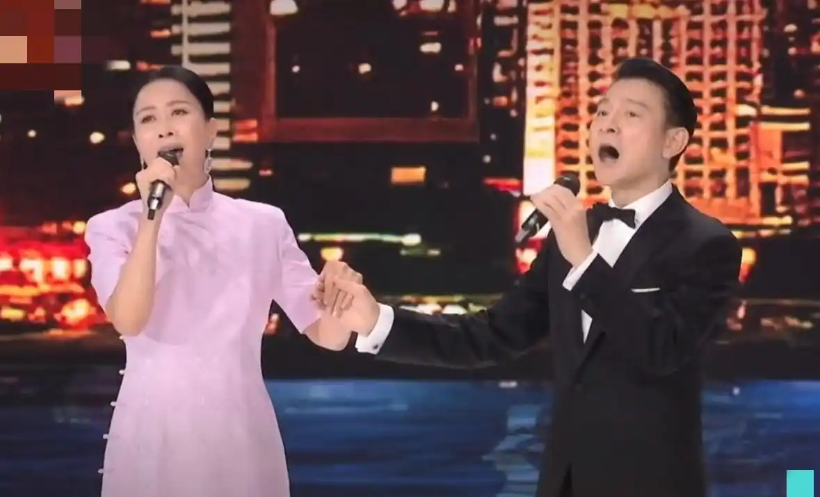 天王天后罕见同框!那英刘德华时隔24年再合作,俩人牵手太般配
