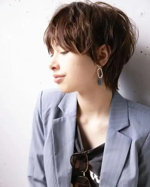 1,热烫和冷烫的区别:烫短发冷烫好还是热烫好?