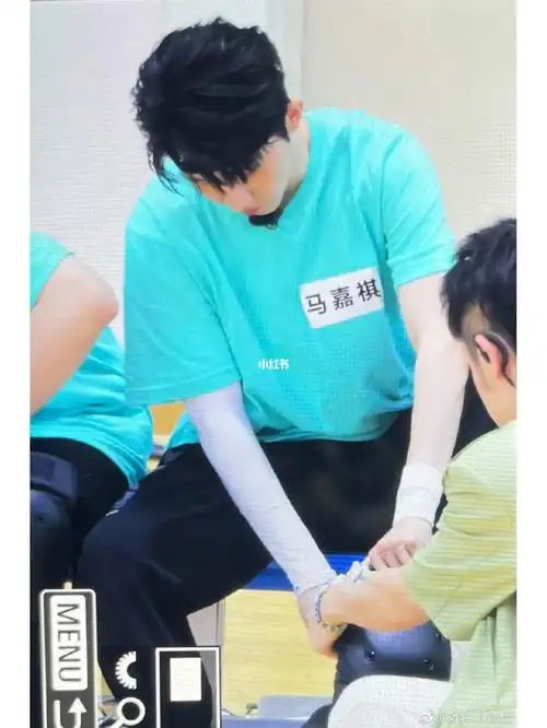 打篮球,结果观众席上乌泱泱的女生清一色叫"马嘉祺加油"搞得人更郁闷