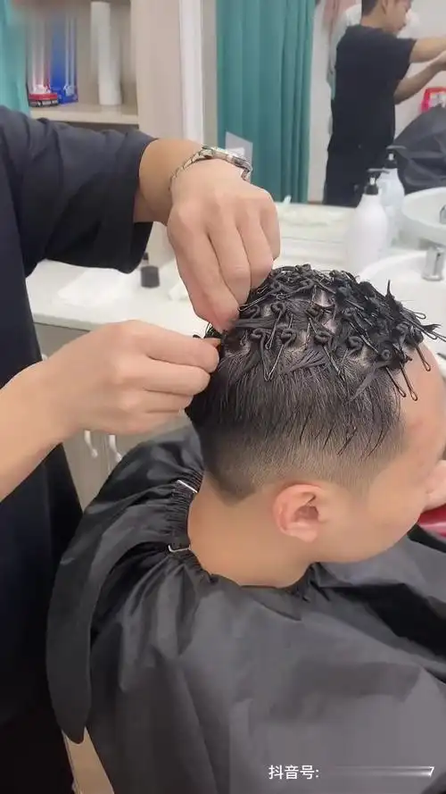 夹烫 最容易翻车的烫发之一,烫的好乱中有型,烫不好那就是真的乱炸毛