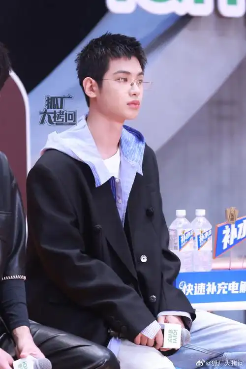 黄明昊短发无框眼镜##我在横店打篮球##横篮惊喜友谊赛直播