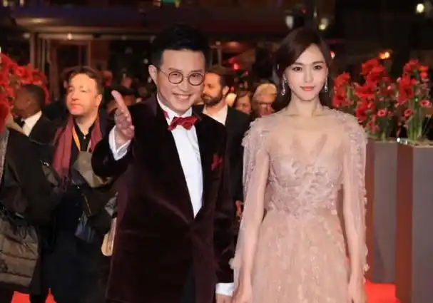 唐嫣结婚没有婚戒百亿珠宝家族内斗沈东军逐梦演艺圈幽默往事