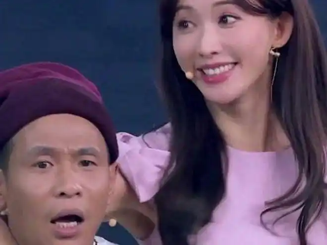 宋小宝林志玲站一起身高差萌翻娄艺潇直接把宋小宝扛身上