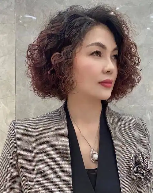 满头细烫的发型真的是很考验脸型和颜值