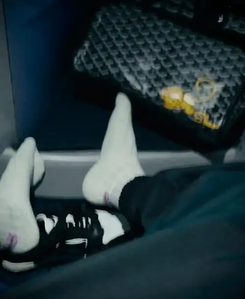 年轻明星人设真易碎:张一山穿白袜引争议,刘昊然抠脚闻手惹群嘲