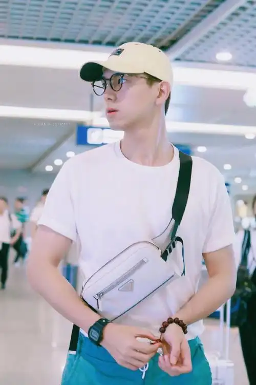 李现最新机场照,这颜值你们吃吗?
