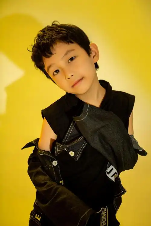 摄影师和平的儿童摄影作品《潮拍男孩》