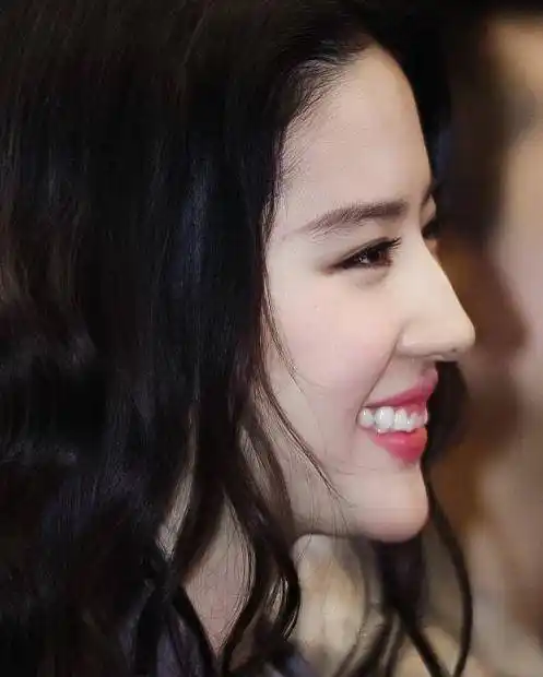 刘亦菲偶尔也会稍微有些小bug但是笑,也可以分为很多种,但是往往大笑