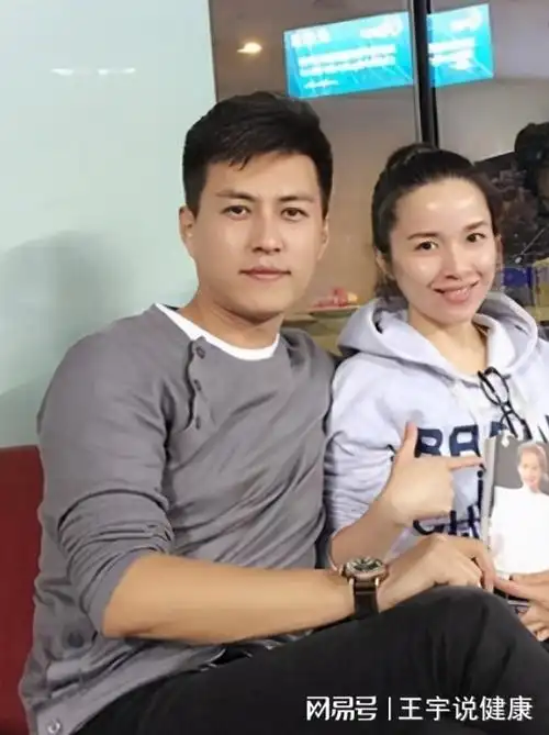 她命真好二婚嫁靳东为妻生下一双帅气儿子一家四口幸福美满