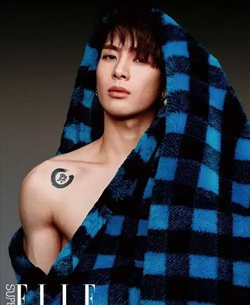 王嘉尔最新时尚大片,这就是在秀身材,鲨鱼线变"风景线"_健身_肌肉_黑