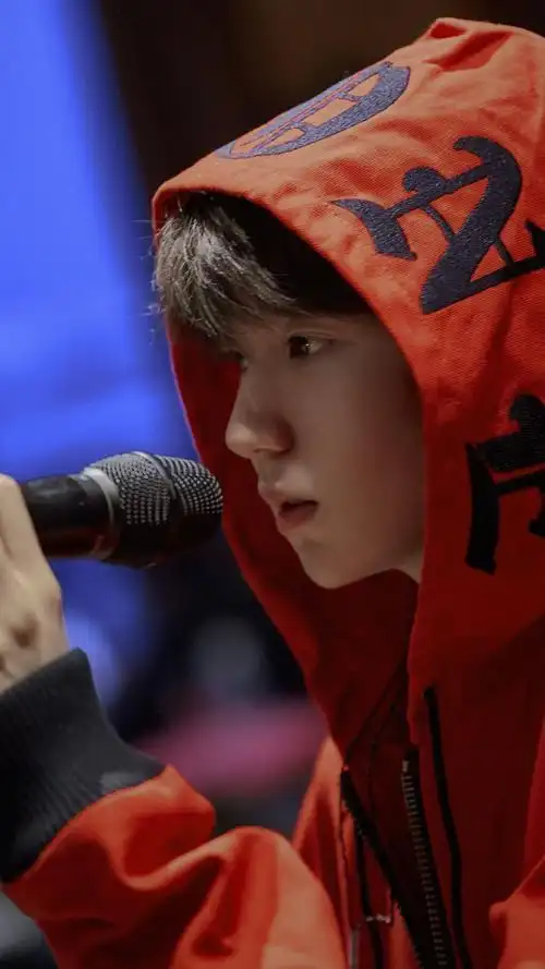 王源神级侧颜绝杀图,是比好看还特别的存在呀