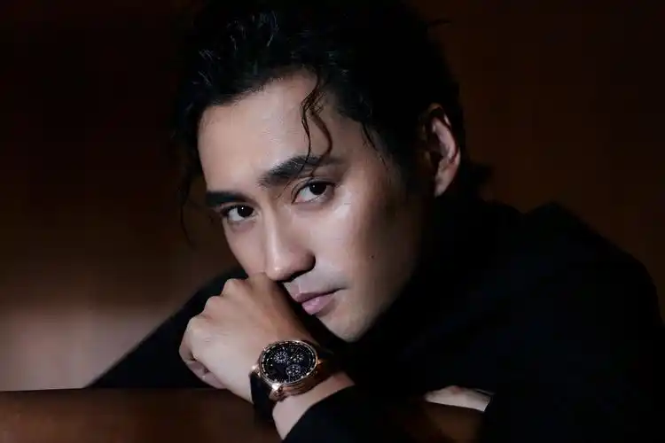 袁弘黑色西装搭配帅气卷发造型酷感时髦