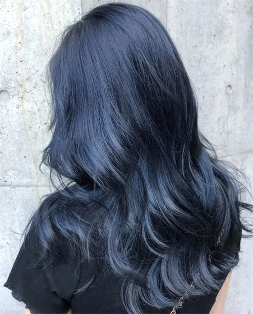 今年染发流行大势 显白蓝黑色染起来_2023年流行发型 - 美发站