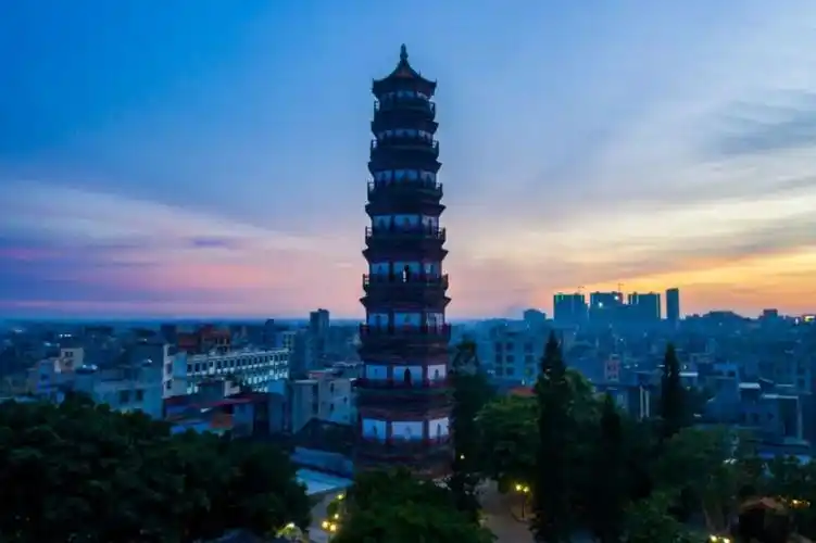 雷州三元塔躲在小城里的美丽宝塔真的令人震撼