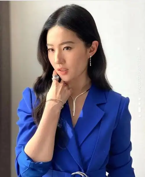 刘亦菲身穿蓝色西装开启路演第二天,给海报签名与粉丝的合照和!