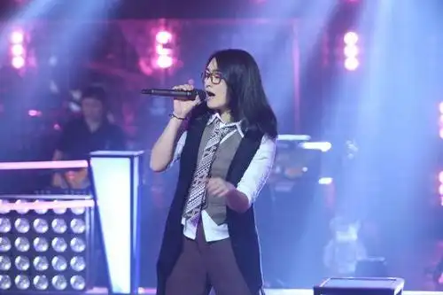 同年,张姝在酒吧驻唱时,被《中国好声音》导演组发掘并邀请去上海参加