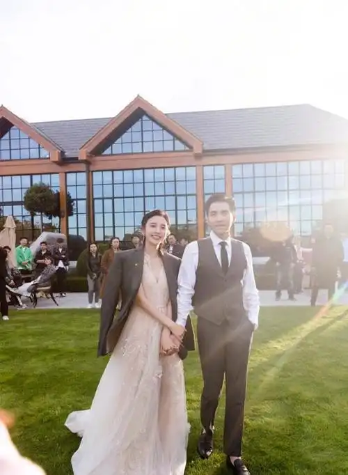 时隔一年再看唐艺昕张若昀婚礼照片,网友:还是被柠檬到了!_网易订阅