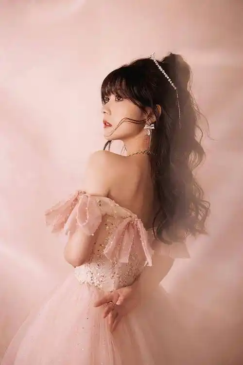 赖美云发布生日写真浪漫吸睛 穿粉色蝴蝶结露肩裙甜美公主风_唯美