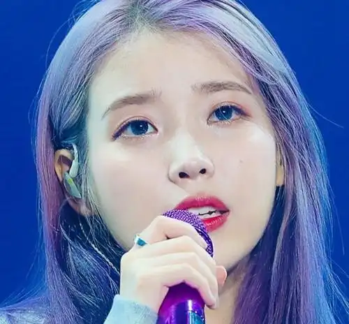 但也有点泛滥了,不知道染什么头发的时候,推荐可以试试iu新发色,星空