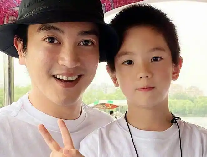 这不,大家继续看看杜江晒出的照片,嗯哼这内双眼皮着实低调了,要不是