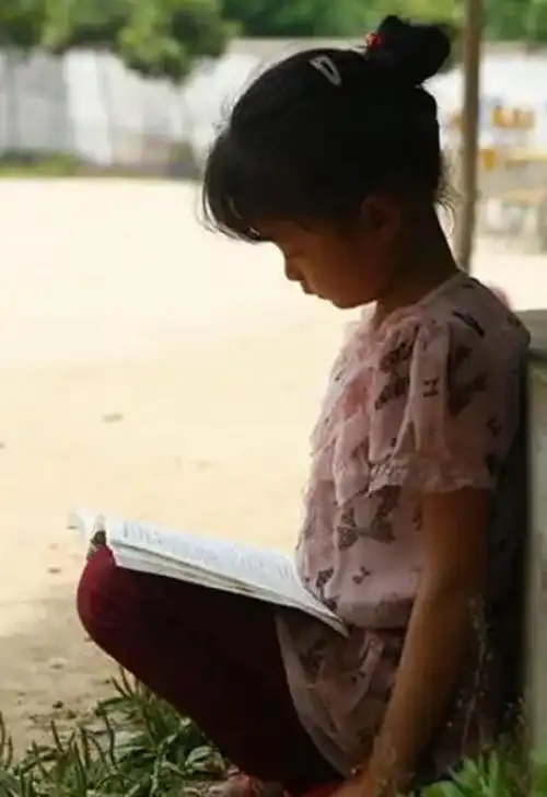 小女孩年纪不大,却表现得很倔强.一边哭着一边回答江诗信的问题.