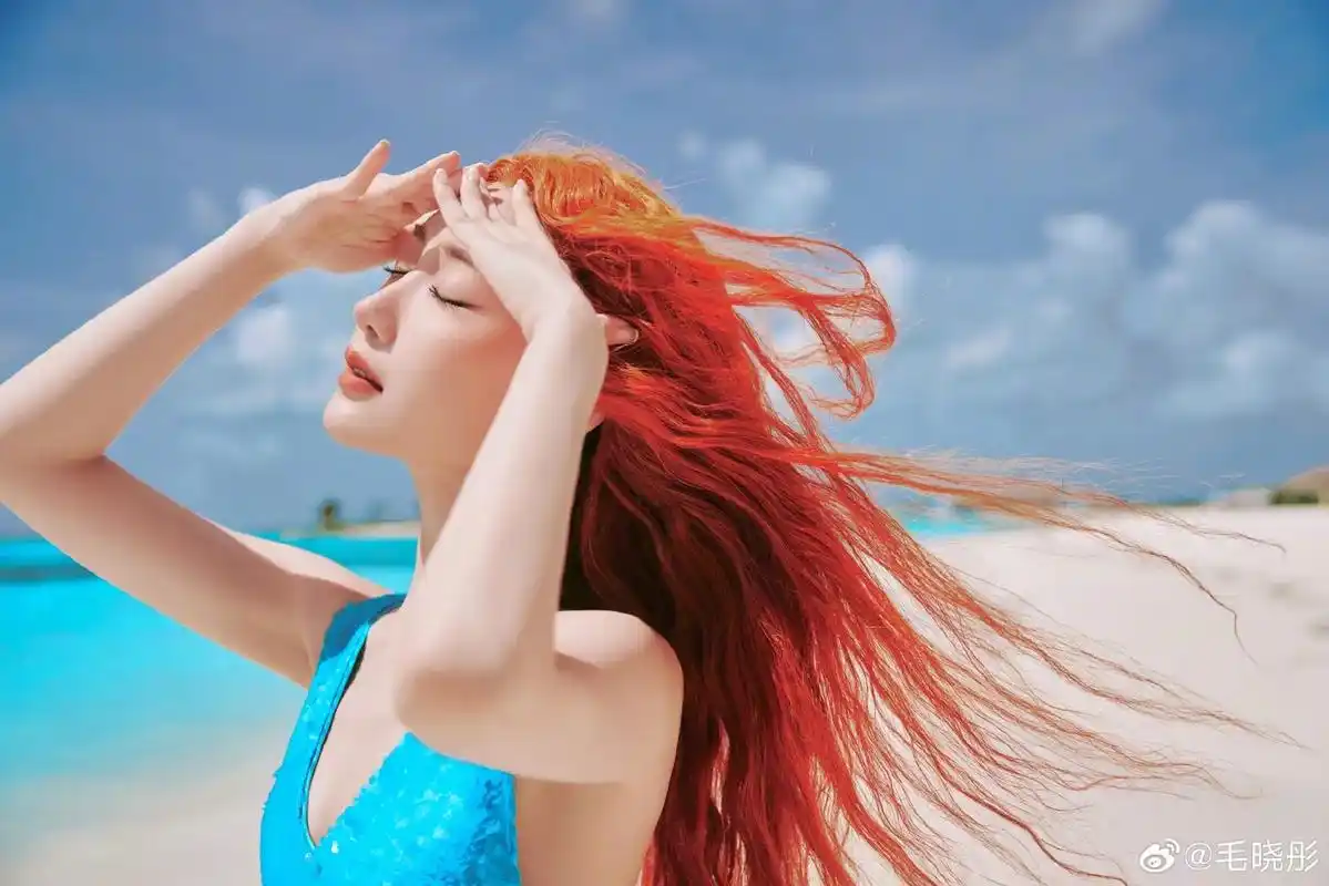 毛晓彤的一组美照曝光,她现身海边,换红色头发穿v领蓝色亮片裙 - 抖音