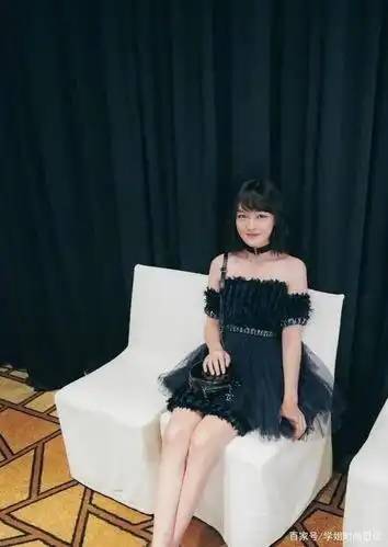 拥有一张高级脸的文淇,穿牛果绿无袖连衣裙,清新灵动很精致!