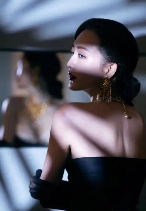 原创王鸥小黑裙与双色美瞳上演极致诱惑时尚野猫蓝色眼眸瞬间吸睛