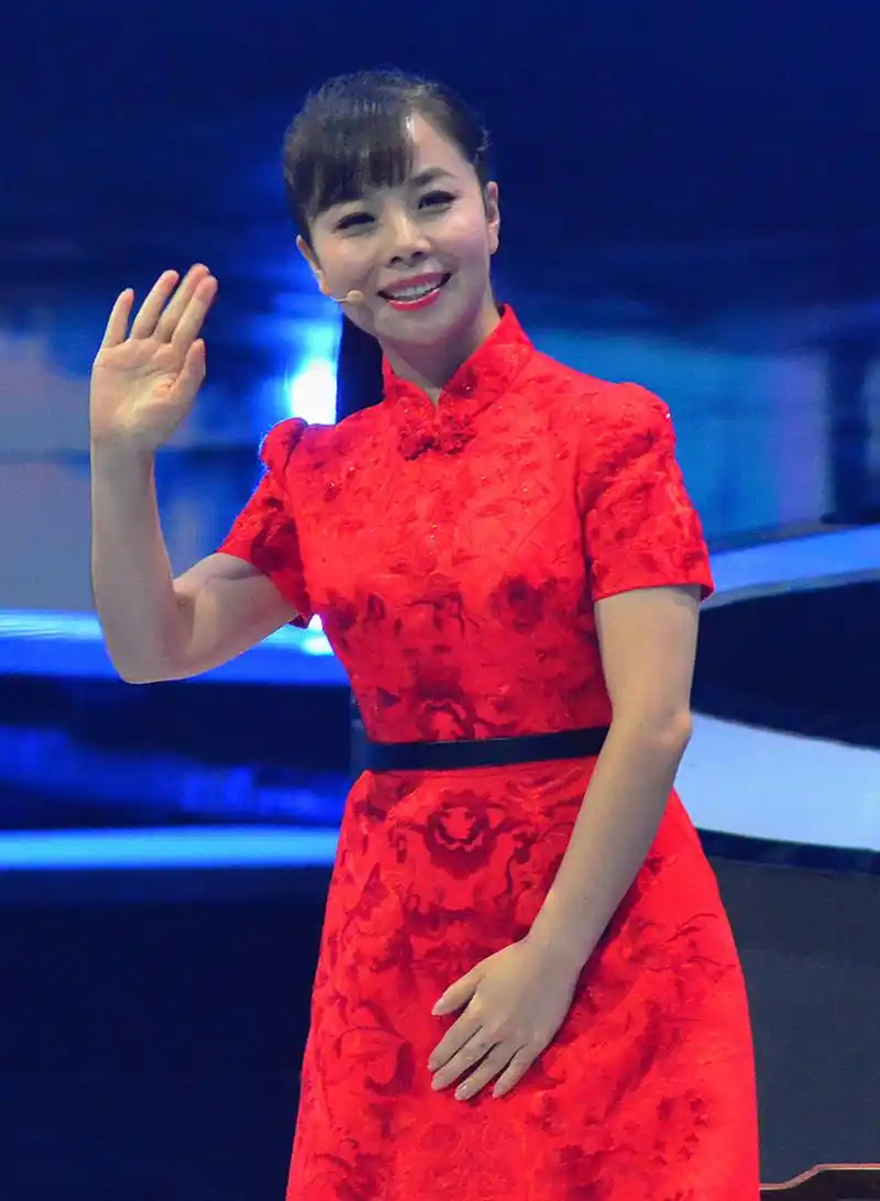 婚礼当天王二妮动情地说:"我出道十五年,是李飞陪伴了我,红了不能忘本