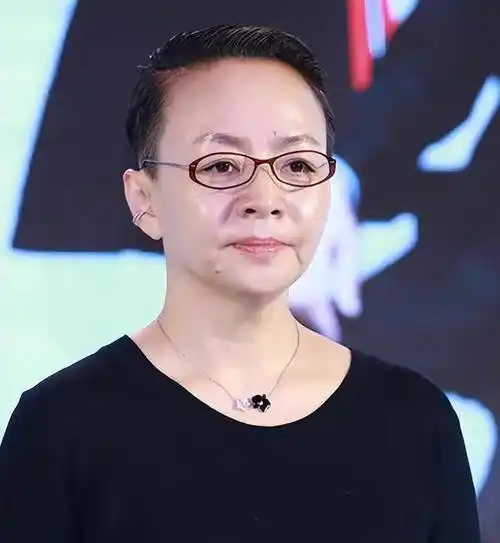 63岁宋丹丹机场独立现身,发型干练无白发,外表精神状态超好!