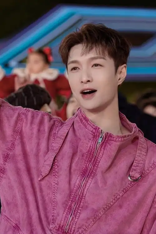 张艺兴十字路口跳舞