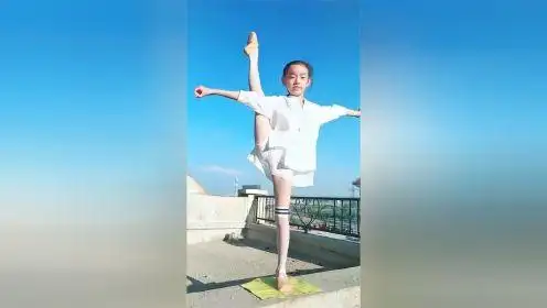 说时 间:2020-03-08果然萝莉还是穿白丝好看,这才更有少女感,太可爱了