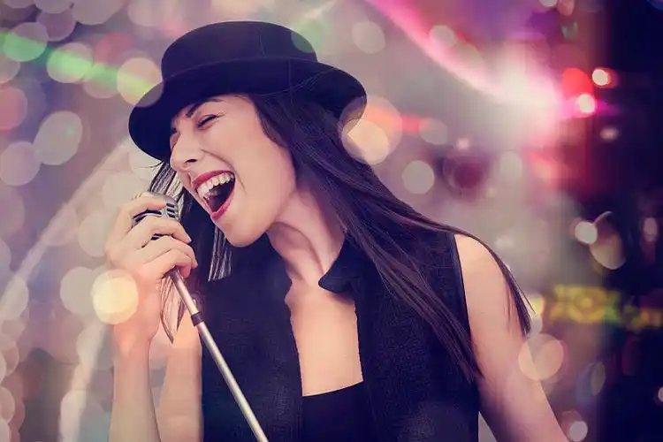 话筒麦克风银色话筒演讲研讨会会议厅人物激情男子正在唱歌音乐唱歌