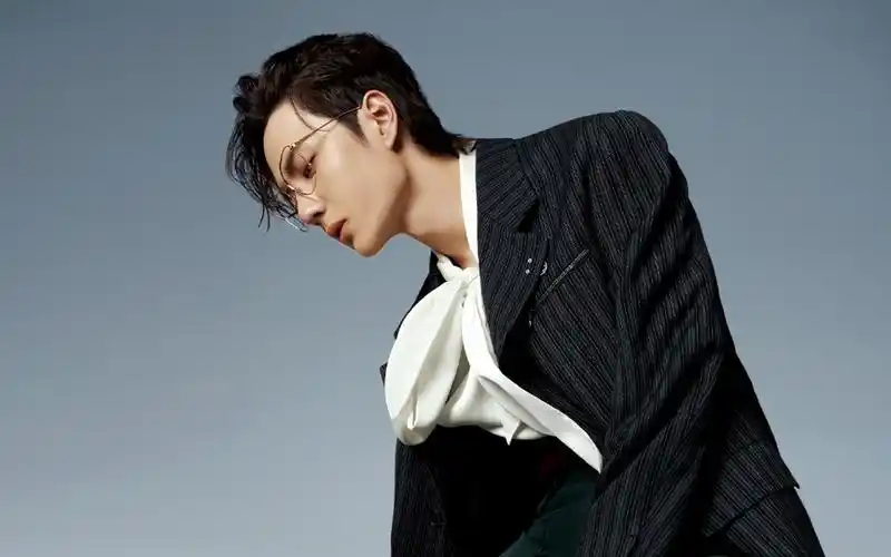 王一博雅痞帅气写真桌面壁纸