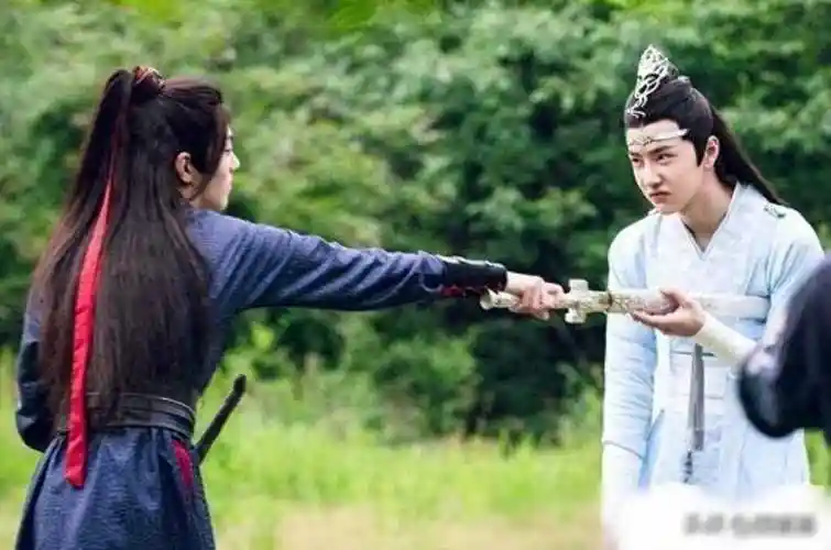 肖战拥有优越身高与元气笑容的魅力形象_王一博_造型_陈情