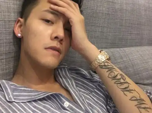 不过虽然平时给大家呈现的谦谦君子的陆毅身上也有一个纹身.