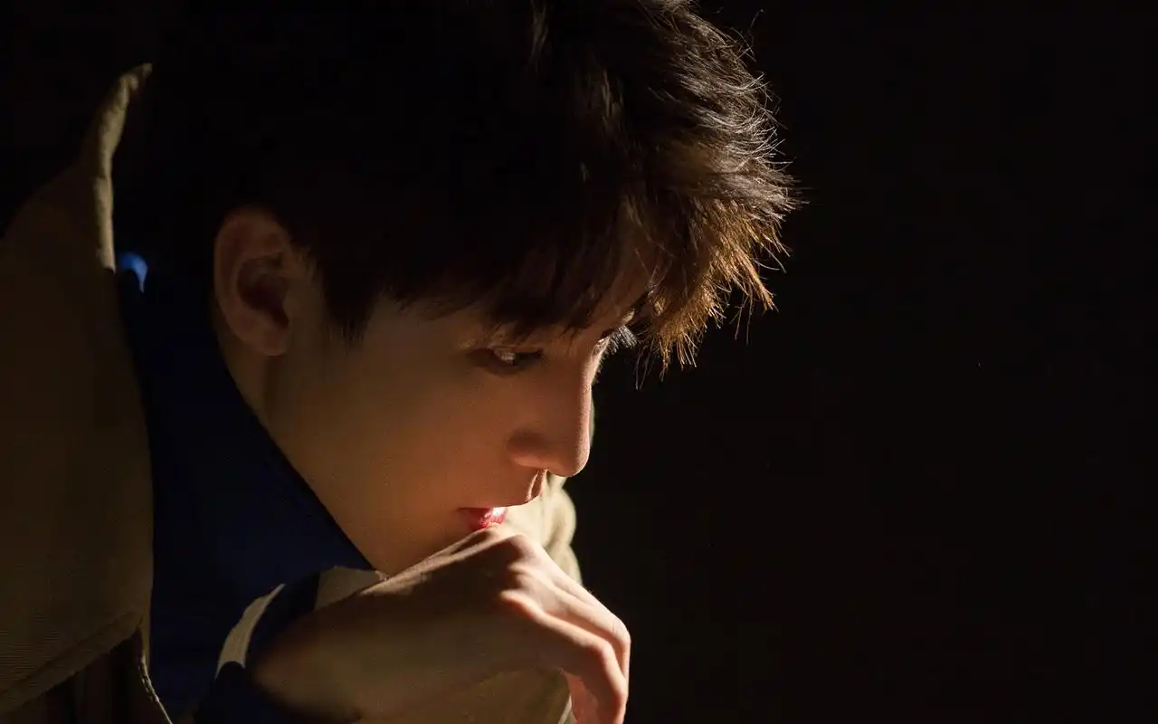 王俊凯侧颜帅气写真图片壁纸