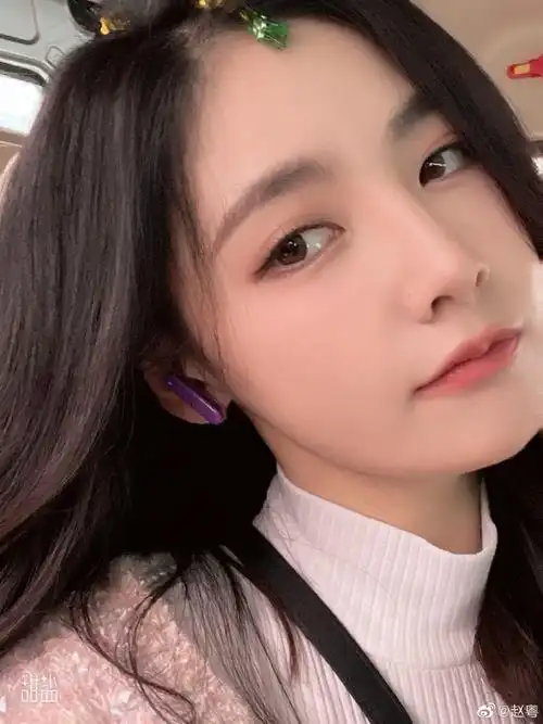 赵粤六宫格比耶自拍