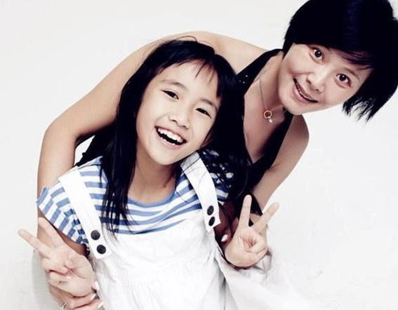 反派男神骆达华女儿长相清纯甜美可爱撞脸林允儿