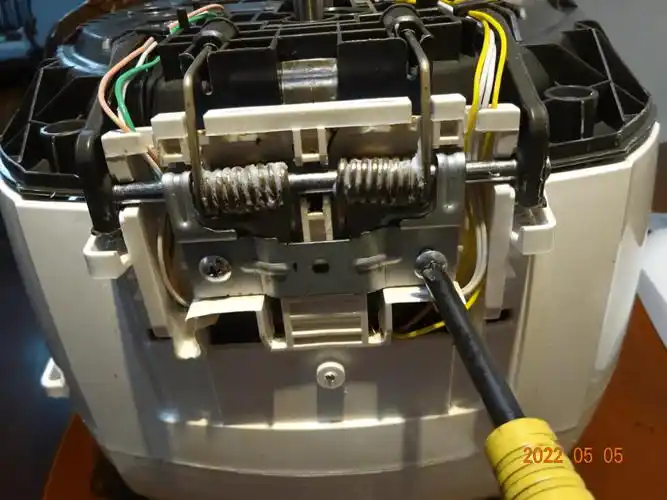 福库电饭锅更换电磁阀_设计_下图_螺丝刀