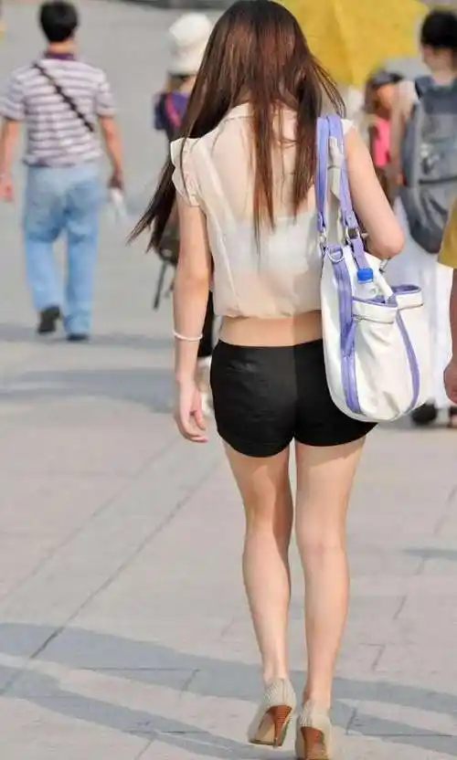 街拍穿透明上衣的美少妇这样上街真的好么