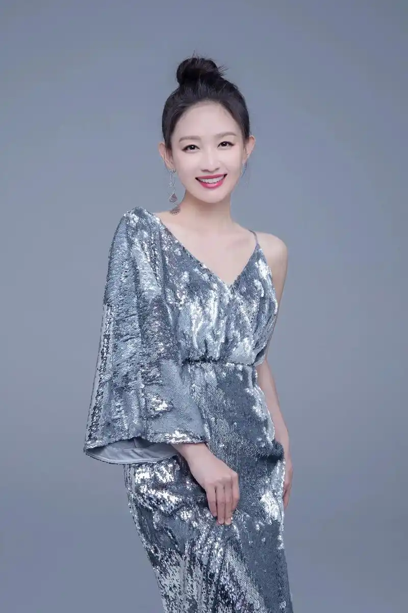 北京卫视主持人刘婧 身穿song of song歌中歌参加节 - 抖音