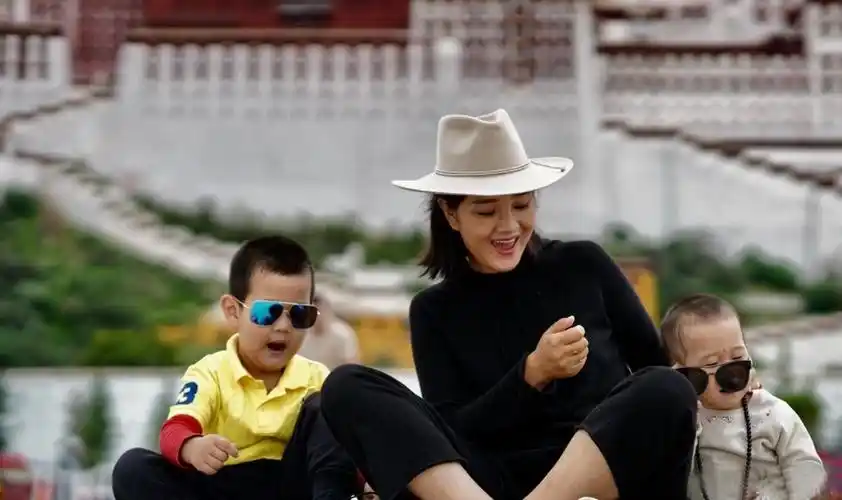 降央卓玛简介(降央卓玛:嫁普通老公,给5个兄弟买车,被婆婆当亲女儿