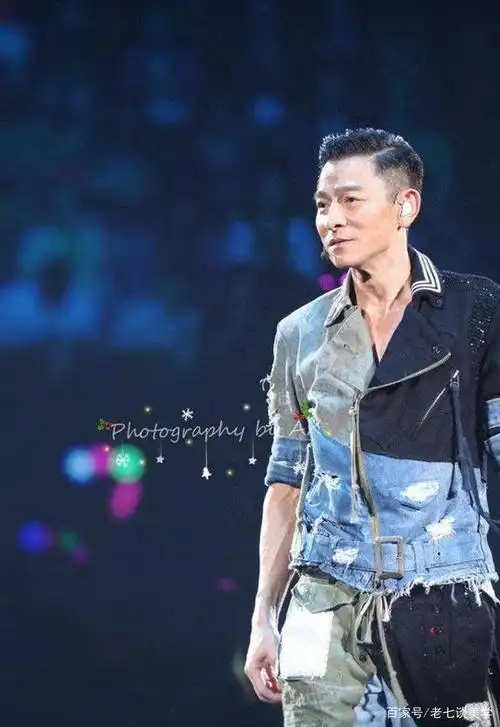 刘德华化身发型师在鲁豫有约一日行为鲁豫裁剪发型