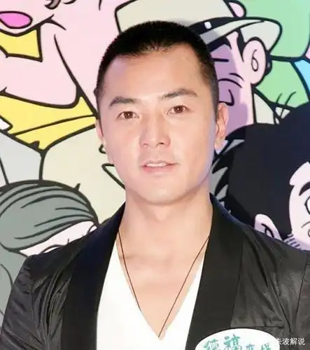 搭配,而不是以短头形象示人,这是因为"板寸头"男士的发型考验着一个